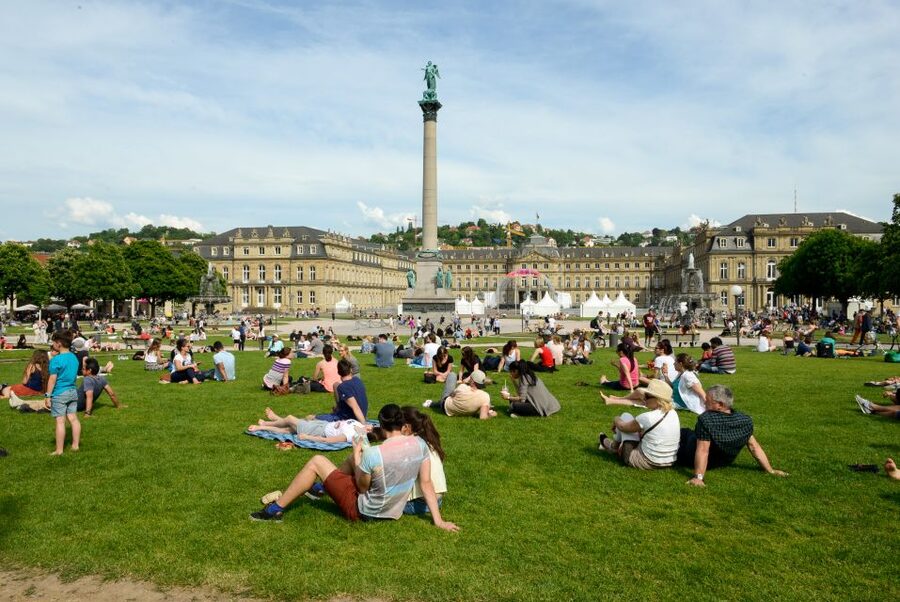 Stuttgart: entertaining guided tour to old town highlights - Starting at the New Palace and Schlossplatz