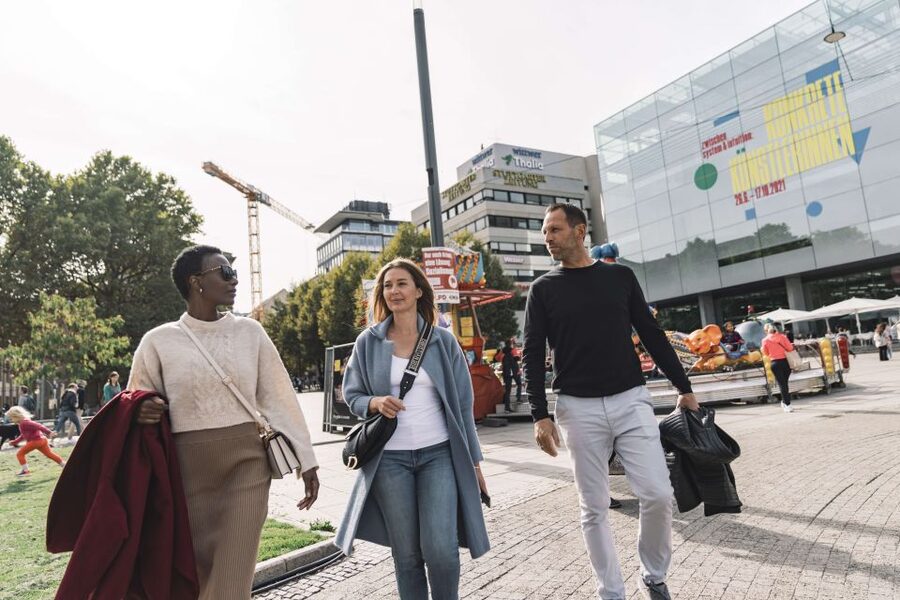 Stuttgart: Private Guided Circular City Walk - Starting among the Upper Palace Gardens