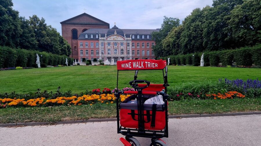 Trier: Guided City Walk with Wine Tasting - The basilica and Electoral Palace: imperial Trier in one view