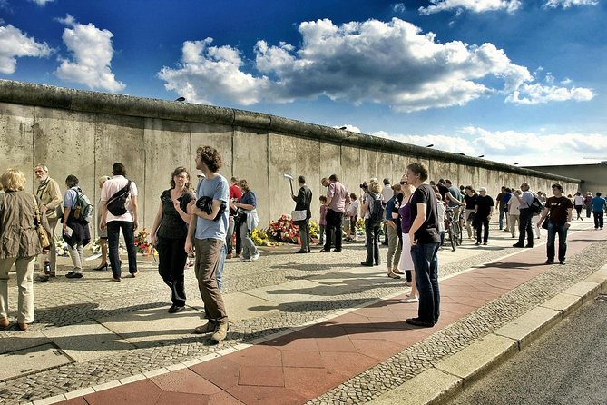 Wall Tour Berlin - Fates, Heroes & Love Stories - Passenger agreements and the use of young people