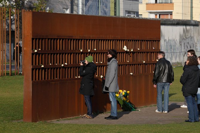 Wall Tour Berlin - Fates, Heroes & Love Stories - From a political lie to a fortified border