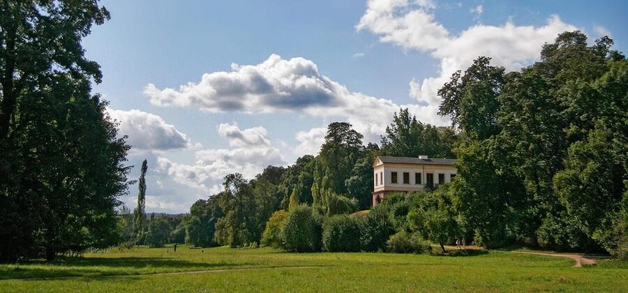 Weimar: Old Town Guided Walking Tour - Bauhaus beyond the literary image of Weimar