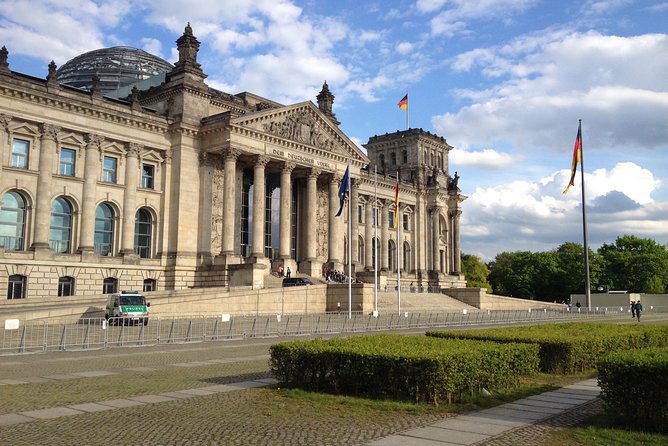 Welcome/Farewell SightseeingTaxi Tour +Transfer from/to the airport - Unter den Linden and the old royal center