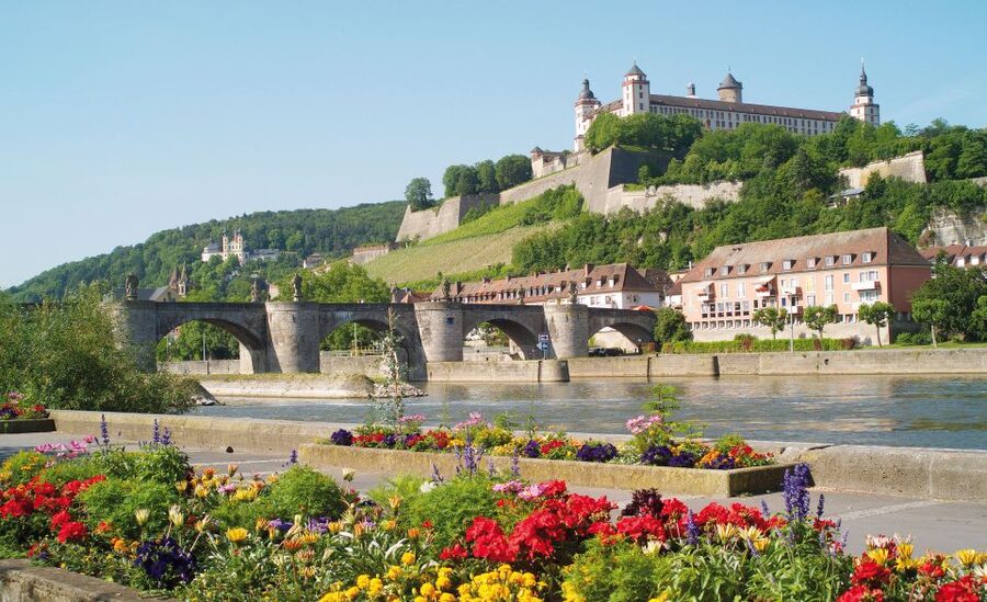 Würzburg: Guided Walking Tour - Meeting at Falkenhaus on Marktplatz